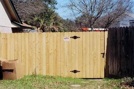 Hoe maak je een poort van behandeld hout panelen te bouwen