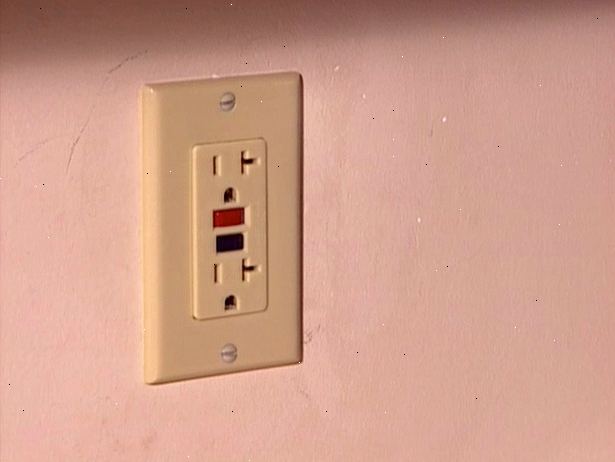 Hoe maak je een aardlekschakelaar stopcontact te resetten. Vind de breaker panel.