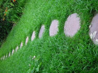 Hoe te stapstenen toe te voegen aan uw tuin. Maak je eigen stapstenen.