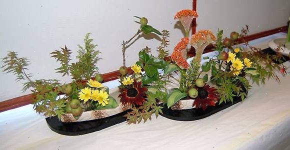 Hoe te ikebana bloemstukken maken. Ikebana is japans voor &#39;bloemen in leven gehouden&#39;.