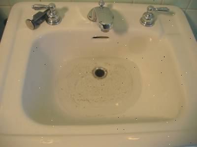 Hoe los te koppelen van uw badkamer zinken de snelle en gemakkelijke manier. Spoel de verstopte gootsteen met zeer heet water.