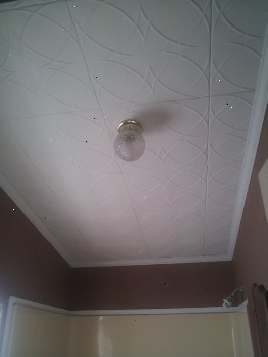 Hoe te plafondtegels te installeren. Meet de totale afstand van muur tot muur aan een kant van de kamer.