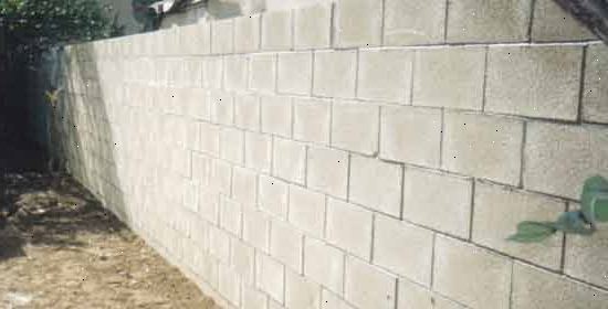 Hoe maak je een blok muur schutting bouwen. Toepassing mortel langs de bovenkant van de betonnen voet (ca. 4 &#39;aan 6&#39;at een tijd om het vers te houden).