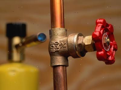 Hoe maak je een waterleiding te installeren op een gootsteen. Ontkoppel de oude aanvoerlijnen.