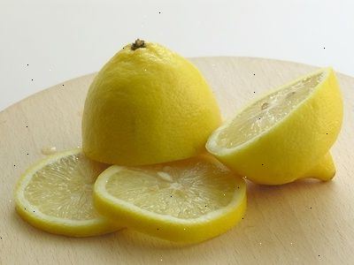 Hoe om citroenen te gebruiken voor het reinigen. VLEKKEN VERWIJDEREN VAN KLEDING.